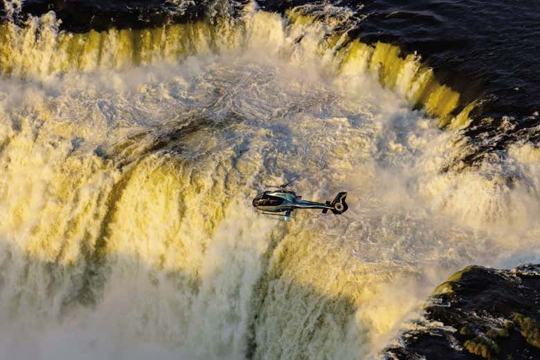 Cataratas do Iguaçu por terra, água e ar