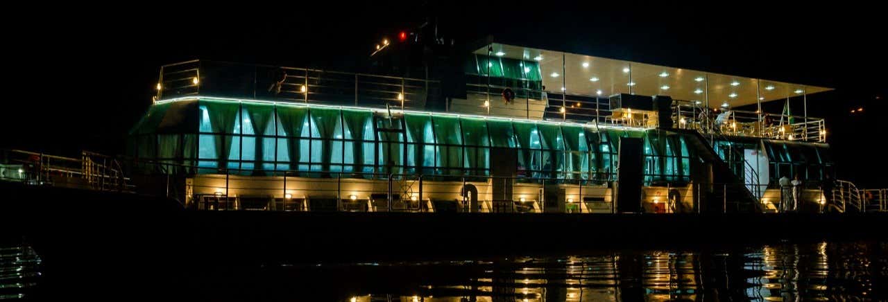 Passeio de catamarã com jantar